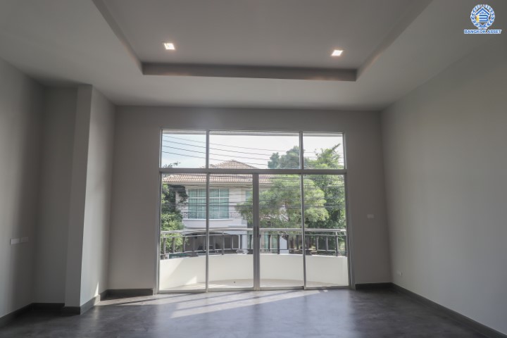 บ้านมือสองตกแต่งใหม่ ม.ศุภาลัยพาร์ควิลล์ พหลโยธิน-รามอินทรา หลังมุม! เนื้อที่เยอะ 67.8 ตร.ว. พื้นที่ใช้สอยกว้างขวางถึง 226.2 ตร.ม. ฟังชัน 3 ห้องนอน 4 ห้องน้ำ 1 ห้องแม่บ้าน 2 ที่จอดรถ บนทำเลศักยภาพ 9 นาทีถึงรถไฟฟ้าสายสีเขียว "สถานีพหลโยธิน 59" และทางด่วน "รามอินทรา-อาจณรงค์"